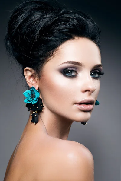 美丽的年轻女子，与黑色的头发和明亮的化妆的肖像 — 图库照片