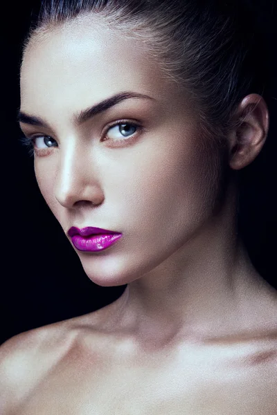 Retrato de cerca de una mujer hermosa con maquillaje brillante — Foto de Stock