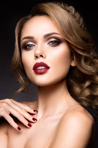 Parlak makyajlı güzel bir kadının yakın plan portresi