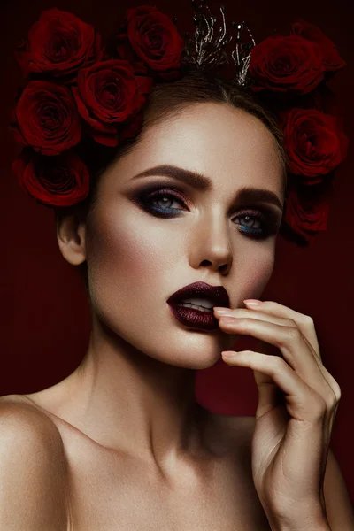 Krása módní model dívka s tmavý make-up a růží ve vlasech — Stock fotografie