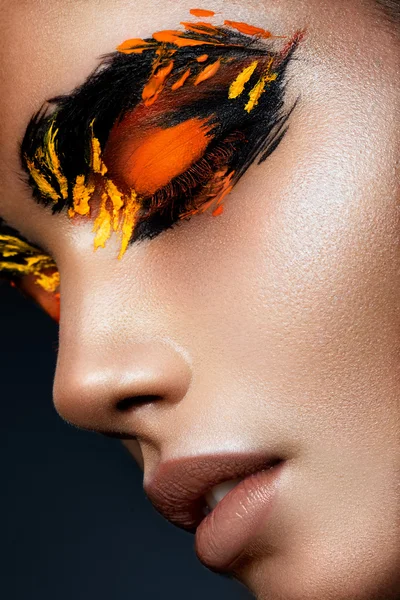 Belleza modelo chica con maquillaje naranja brillante oscuro — Foto de Stock