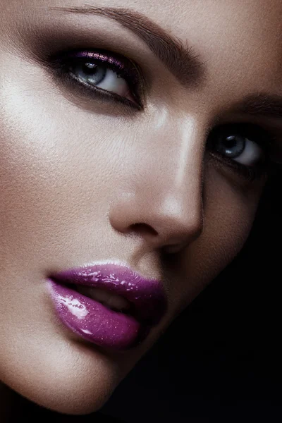 Krása módní model dívka s světlý make-up — Stock fotografie