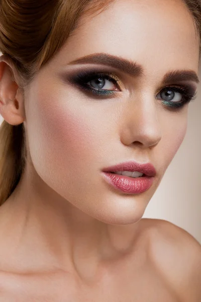 Make-up. Glamour portret van mooie vrouw model met verse make-up en romantische golvende kapsel. — Stockfoto