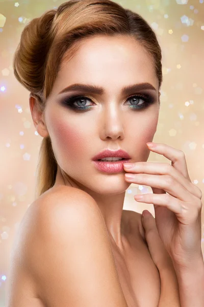 Make-up. Glamour-Porträt der schönen Frau Modell mit frischem Make-up und romantischer Wellenfrisur. — Stockfoto