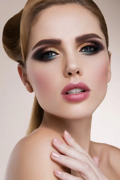 Maquillaje. Retrato de glamour de modelo de mujer hermosa con maquillaje fresco y peinado ondulado romántico . — Foto de Stock