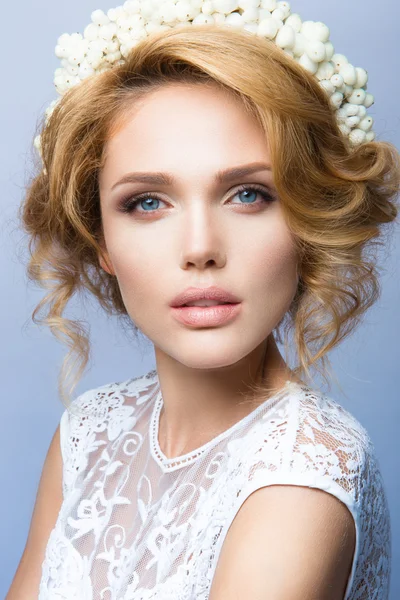 Make up. Glamour portrait of beautiful woman model with fresh makeup and romantic wavy hairstyle. — Stock Photo, Image