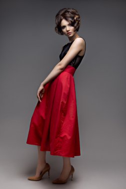 Makyaj. Güzel kadın yeni makyaj ve romantik dalgalı saç modeliyle Glamour portresi.