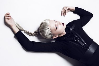 Baş aşağı. Moda Bayan.