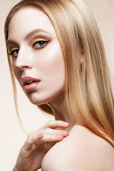 Schoonheid fashion model meisje met lichte make-up — Stockfoto