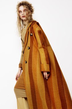 Güzel genç kadın uzun saçlı wight arka plan üzerinde poz.