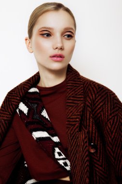 Güzel genç kadın uzun saçlı wight arka plan üzerinde poz.