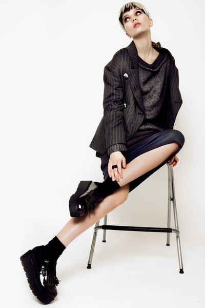 Красивая молодая женщина с длинными волосами позирует на фоне Дуайта
.