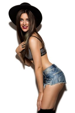 Güzel genç kadın uzun saçlı wight arka plan üzerinde poz.