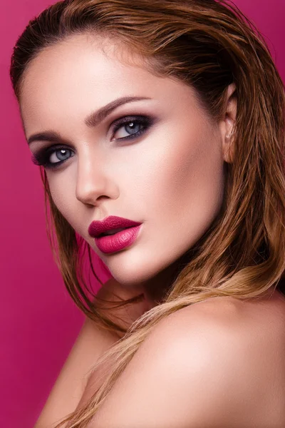 Make-up. Glamour portret van mooie vrouw model met verse make-up en romantische golvende kapsel. — Stockfoto
