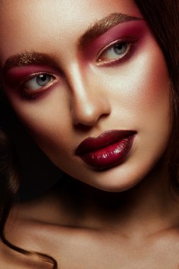 Güzellik moda modeli kız parlak makyaj ile