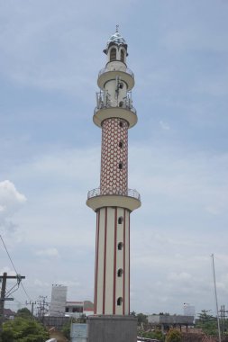 Kediri, Doğu Java Endonezya - 10 Şubat 2021: Mescid Agung Kediri Kulesi (Kediri Büyük Camisi))