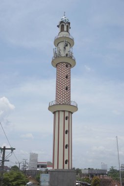 Kediri, Doğu Java Endonezya - 10 Şubat 2021: Mescid Agung Kediri Kulesi (Kediri Büyük Camisi))