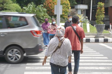 Kediri, Doğu Java Endonezya - 21 Şubat 2021: İnsanlar karşıya geçiyor