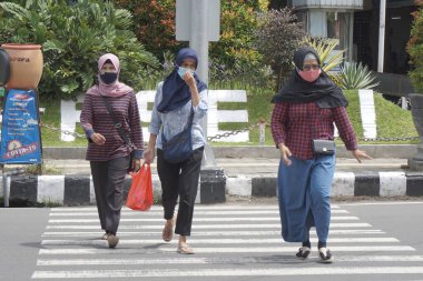 Kediri, Doğu Java Endonezya - 21 Şubat 2021: İnsanlar karşıya geçiyor