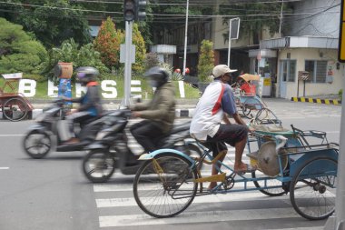 Kediri, Doğu Java Endonezya - 21 Şubat 2021: Sokak Peditaksisi