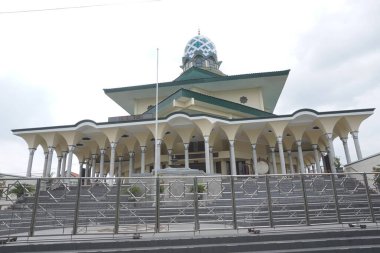 Kediri, Doğu Java Endonezya - 21 Şubat 2021: Kediri kentinin büyük camisi (Mescid AGung Kediri)
