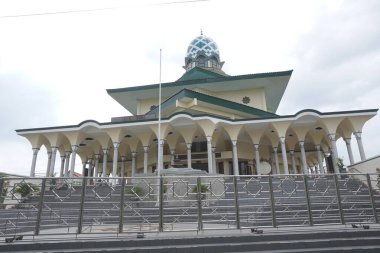 Kediri, Doğu Java Endonezya - 21 Şubat 2021: Kediri kentinin büyük camisi (Mescid AGung Kediri)