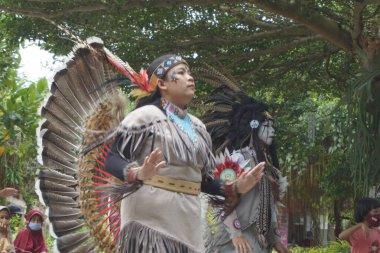 Kediri, Doğu Java, Endonezya - 28 Şubat 2021: İnsanlar etnik kıyafetler giyiyor