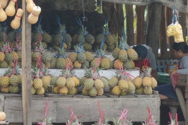 Kediri, Doğu Java, Endonezya - 28 Şubat 2021: Endonezya 'da geleneksel meyve tezgahı