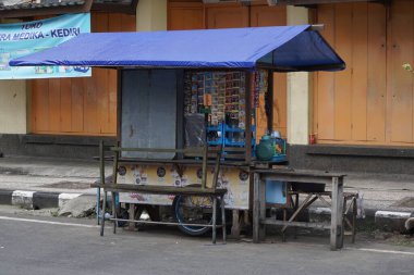 Kediri, Doğu Java, Endonezya - 10 Mart 2020: Endonezya sokak yemekleri
