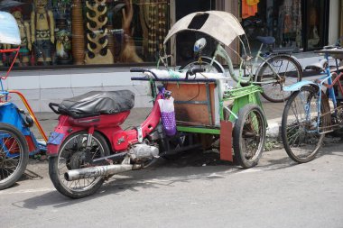 Kediri, Doğu Java, Endonezya - 10 Mart 2020: Bentor (becak motoru) Endonezya taşımacılığı