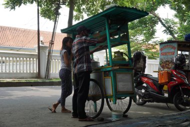 Kediri, Doğu Java, Endonezya - 10 Mart 2020: Endonezya sokak yemekleri
