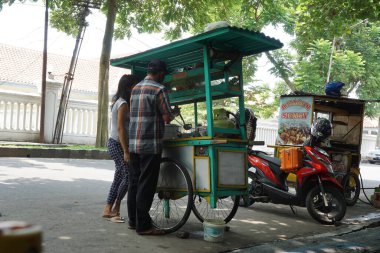 Kediri, Doğu Java, Endonezya - 10 Mart 2020: Endonezya sokak yemekleri