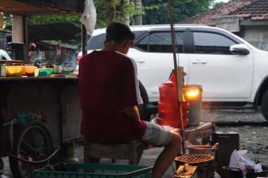 Kediri, Doğu Java, Endonezya - 27 Mart 2021: Warung Endonezya 'da geleneksel bir restoran