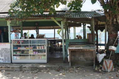 Blitar, Doğu Java, Endonezya - 10 Mart 2020: Warung 'daki atmosfer. Warung Endonezya restoranıdır.
