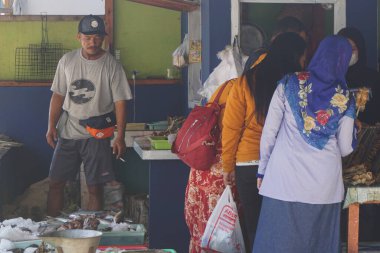 Blitar, Doğu Java, Endonezya - 10 Mart 2020: Warung 'daki atmosfer. Warung Endonezya restoranıdır.