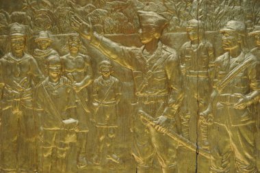 Kediri, Doğu Java Endonezya - 10 Şubat 2021: Kediri şehir meydanında Belediye Başkanı Bismo 'nun anıtındaki yardım heykeli