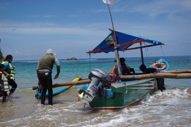 Blitar, Doğu Java, Endonezya - 7 Nisan 2020: Tatillerini Tambakrejo plajında, Blitar 'da, Doğu Java' da, Endonezya 'da geçirirler.