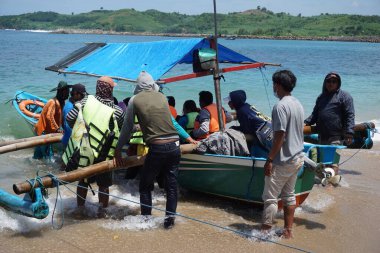 Blitar, Doğu Java, Endonezya - 7 Nisan 2020: Tatillerini Tambakrejo plajında, Blitar 'da, Doğu Java' da, Endonezya 'da geçirirler.