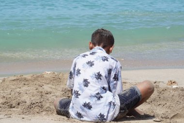 Blitar, Doğu Java, Endonezya - 7 Nisan 2020: İnsanlar plajda tatil yapıyor