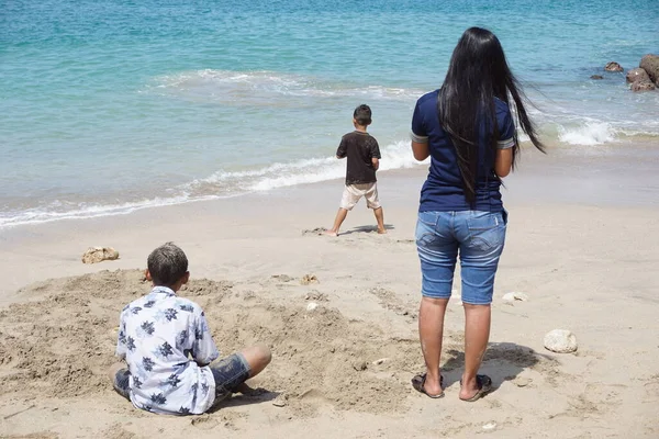 Blitar Java Oriental Indonésia Abril 2020 Pessoas Passam Férias Praia — Fotografia de Stock