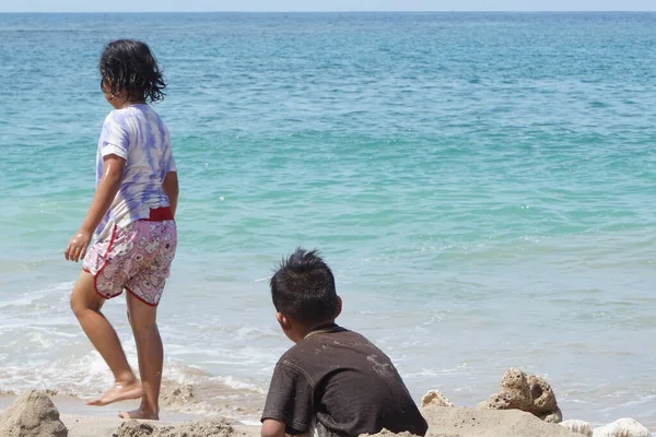 Blitar Java Oriental Indonésia Abril 2020 Pessoas Passam Férias Praia — Fotografia de Stock