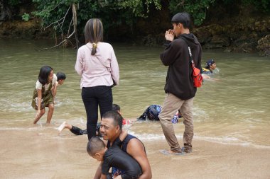 Blitar, Doğu Java, Endonezya - 7 Nisan 2020: İnsanlar Tambakrejo plajında tatil yapıyor