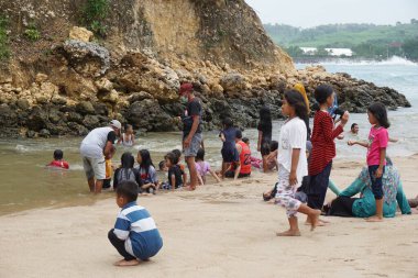 Blitar, Doğu Java, Endonezya - 7 Nisan 2020: İnsanlar Tambakrejo plajında tatil yapıyor