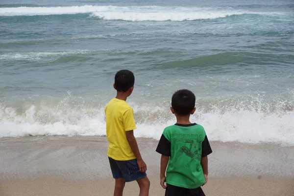 Blitar Java Oriental Indonésia Abril 2020 Pessoas Passam Férias Praia — Fotografia de Stock