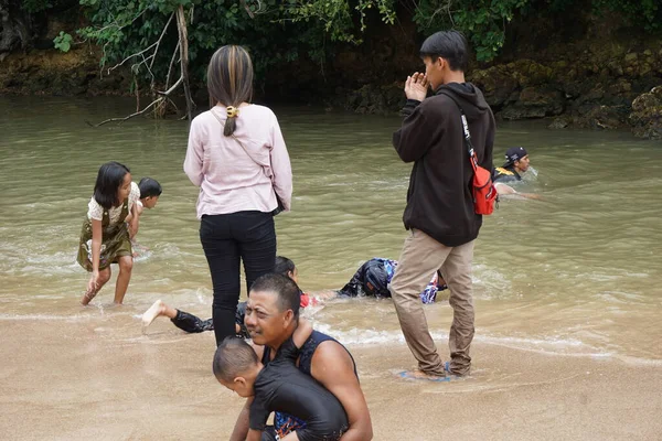 Blitar, Doğu Java, Endonezya - 7 Nisan 2020: İnsanlar Tambakrejo plajında tatil yapıyor