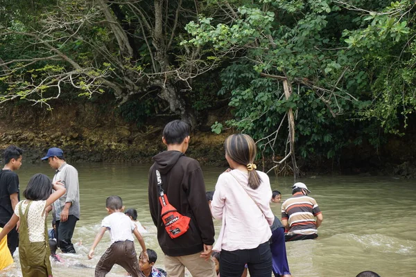 Blitar, Doğu Java, Endonezya - 7 Nisan 2020: İnsanlar Tambakrejo plajında tatil yapıyor