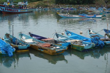 Blitar, Doğu Java, Endonezya - 10 Nisan 2020: Tambakrejo Denizi üzerindeki tekne