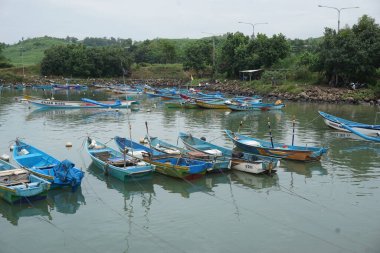 Blitar, Doğu Java, Endonezya - 10 Nisan 2020: Tambakrejo Denizi üzerindeki tekne