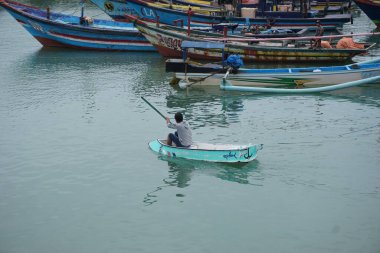 Blitar, Doğu Java, Endonezya - 10 Nisan 2021: Tambakrejo sahilinde tekne