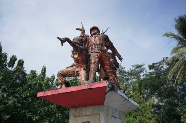 Blitar, Doğu Java, Endonezya - 10 Nisan 2020: Trisula anıtı. Mızrak anıtı 1965 yılındaki PKI ayaklanması sırasında Blitar 'da ölen kahramanın anısına dikildi.